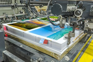 offset machine press print run at table